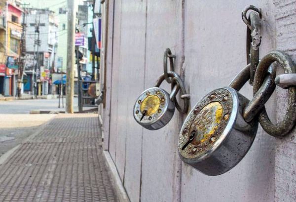 मुंबई में कई सेट पिछले एक महीने से बंद हैं locked
