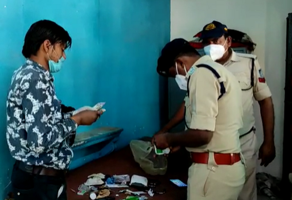 फर्जी डॉक्टर के पास से पकड़ी गई दवा आदि को देखती हुई पुलिस।