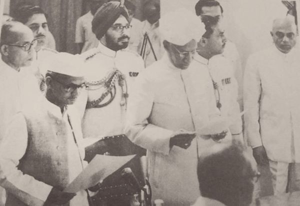 पंडित नेहरू के निधन के 13 दिन बाद लाल बहादुर शास्त्री ने देश के दूसरे प्रधानमंत्री के रूप में शपथ ली।