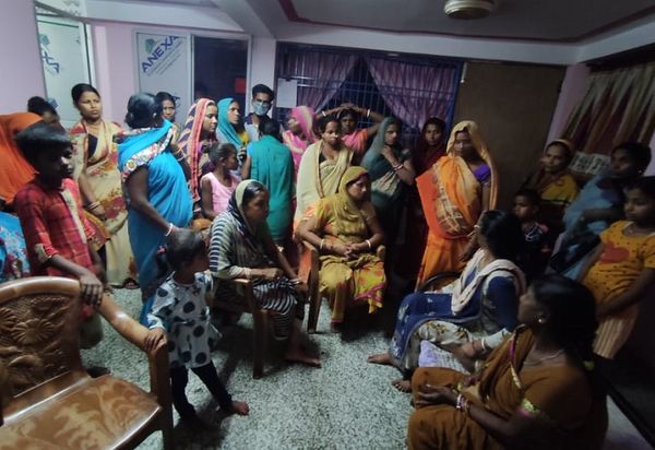अपहरण की जानकारी मिलते ही घर पर जमी शुभचिंतकों की भीड़।