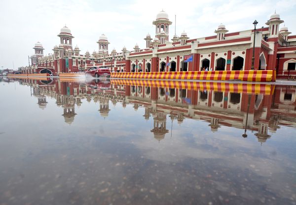 लखनऊ में हुई बारिश के बाद चारबाग रेलवे स्टेशन के सामने भरा बारिश का पानी।