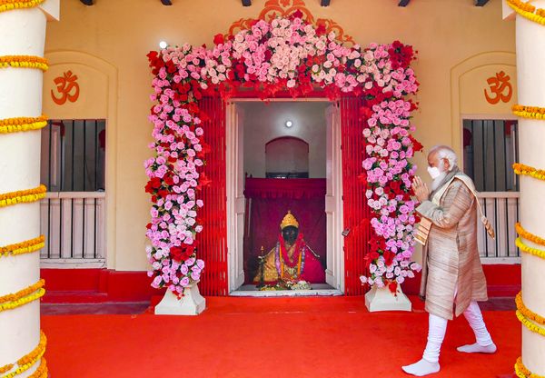 PM नरेंद्र मोदी 26-27 मार्च को बांग्लादेश के दौरे पर थे। यहां वे देश की आजादी की 50वीं वर्षगांठ में शामिल होने के साथ ही जेशोरेश्वरी मंदिर में दर्शन के लिए गए थे।