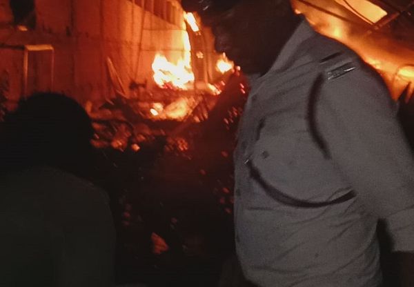आग पर काबू करने की कोशिश की जा रही है।