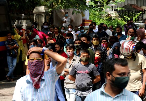 दिलीप कुमार के घर के बाहर फैन्स का जमावड़ा लगा हुआ है।