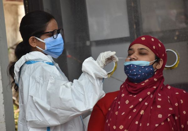 कोरोना महामारी में डिस्ट्रिक्ट हेल्थ सोसायटी ने इन्हें डेप्यूटेशन पर पटना ट्रांसफर कर दिया।