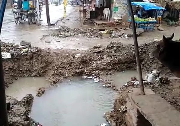 जोटई वाली रोड पर मौजूद गड्‌ढे व उनमें भरा पानी