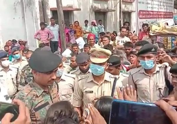 हंगामा कर रही भीड़ को समझाते बगहा SP और अन्य अधिकारी।