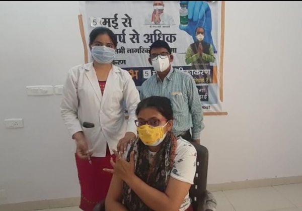 बुधवार को वैक्सीन का पहला डोज लगाने वाली कीर्ति परिहार