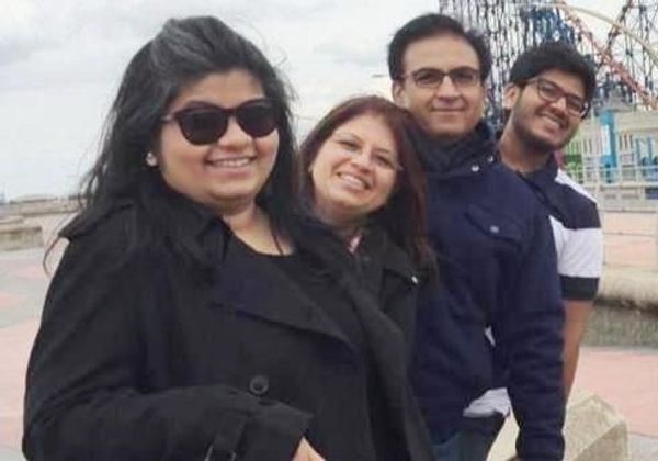 पत्नी, बेटी और बेटे के साथ दिलीप जोशी
