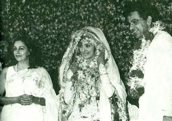 1966 में सायरा बानो के साथ अपने निकाह के दौरान दिलीप कुमार। साथ में नसीम बानो खड़ी हैं जो कि सायरा की मां हैं। दिलीप कुमार और सायरा बानो के दिल मिलाने में नसीम बानो का बहुत बड़ा हाथ था।