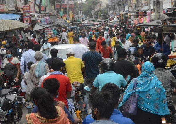 मुंगेर में लॉकडाउन की खबर सुनते ही मुख्य बाजारों में उमड़ी भीड़।