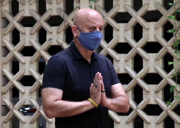 एक्टरअनुपम खेर ने भी दिलीप कुमार के घर पहुंचकर श्रद्धांजलि दी।