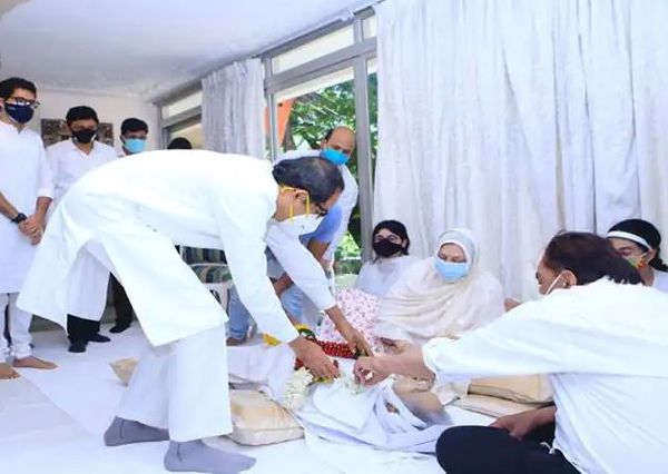 सीएम उद्धव ठाकरे भी दिलीप साहब के अंतिम दर्शन करने पहुंचे थे।