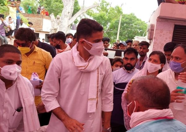 खेड़ली में सचिन पायलट लोगों के बीच में।