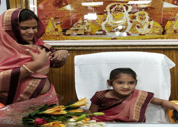 आठ साल की इशिता ने संभाली मेयर की कुर्सी, महापौर मुनेश गुर्जर उनके साथ नजदीक खड़ी रहीं
