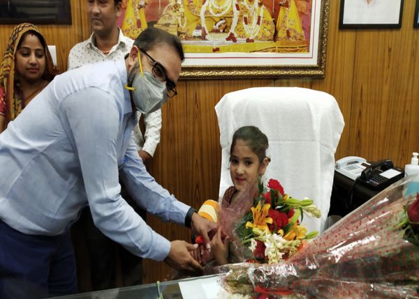 नगर निगम के उपायुक्त RAS सलीम खान ने भी नन्ही मेयर इशिता को गुलदस्ता भेंट किया