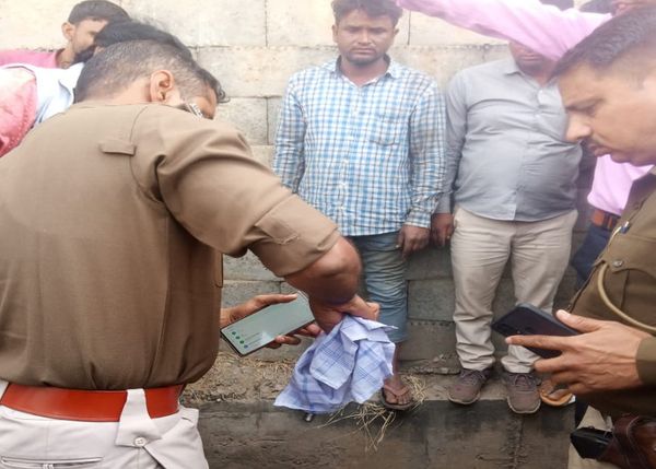 निठारा पुलिया के पास सोमवार को दिनदहाड़े हत्या के बाद जांच करती शाहपुरा थाना पुलिस