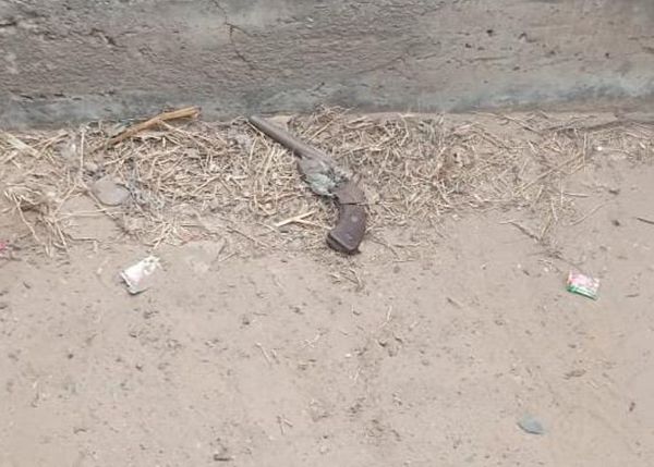 घटनास्थल पर पड़ा देशी कट्टा, जिससे गोली चलाकर मेहरुन की हत्या की गई
