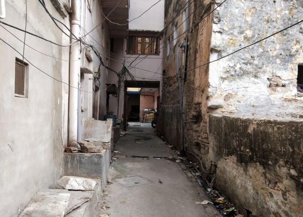 इस संकरी गली में बने मकान में है हवाला कारोबारी का ऑफिस, जहां लूट की वारदात हुई