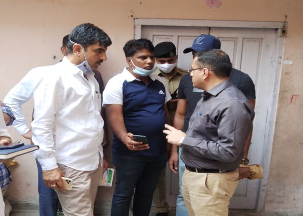 डीसीपी क्राइम दिगंत आनंद घटनास्थल पर कमिश्नरेट की स्पेशल टीम के पुलिसकर्मियों से जानकारी लेते हुए।