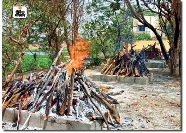 मोक्षस्थली पर जितने अंतिम संस्कार होते हैं, उतने शव और आ जाते हैं। इसके बावजूद रिकॉर्ड में कोरोना से कोई मौत नहीं है।