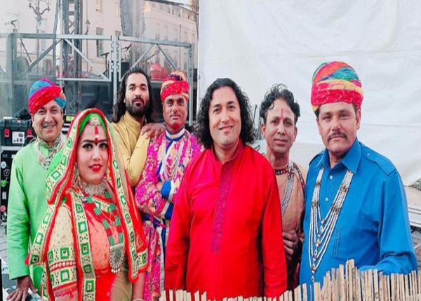 अपने साथी कलाकारों के साथ रईस भारती (लाल कुर्ते में)