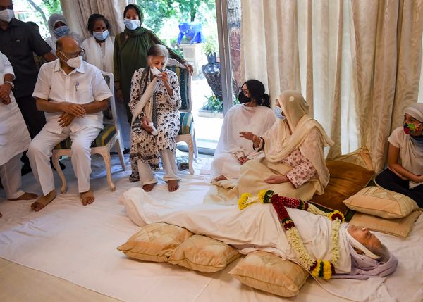 एनसीपी चीफ शरद पवार भी दिलीप कुमार के अंतिम दर्शन करने पहुंचे।