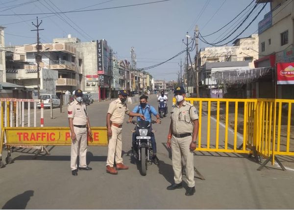 भोपाल पुलिस बीते चौबीस घंटों के दौरान 17 लोगों के खिलाफ कार्रवाई कर चुकी है।