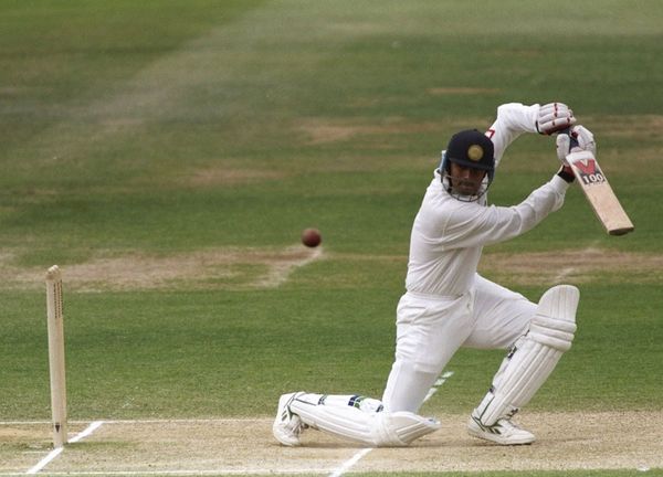 डेब्यू टेस्ट में शॉट लगाने राहुल द्रविड़।