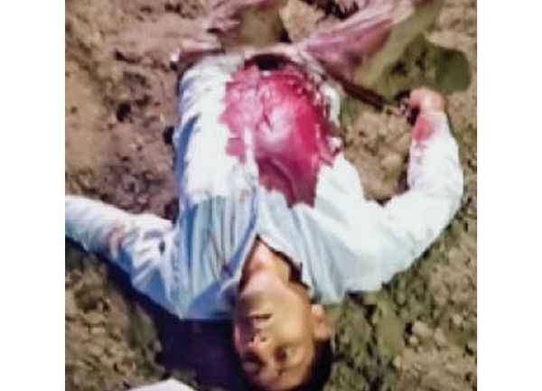 डोभ रोड पर पड़ा बहुअकबरपुर के नीटू का लहूलुहान शव।