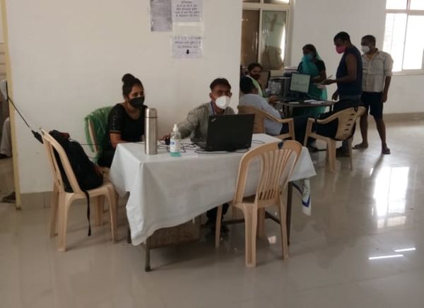 वैक्सीन पंजीयन के काउंटर पर नदारद भीड़