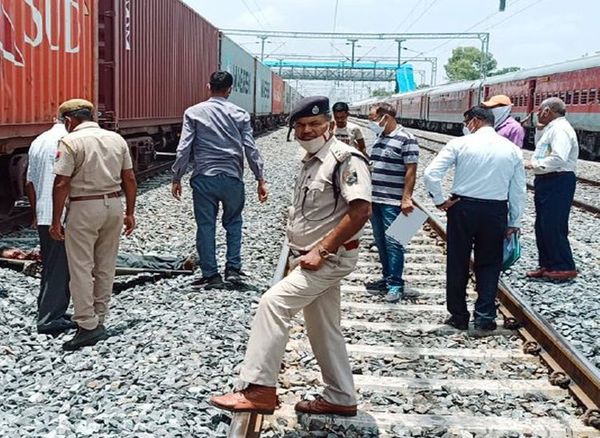 हादसे के बाद कार्रवाई करती रेलवे पुलिस।