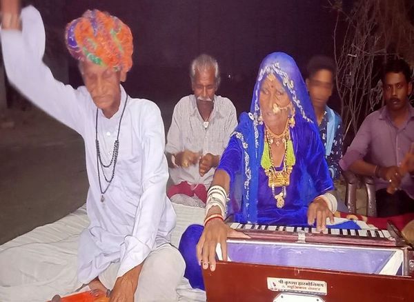 पति के साथ मांड गीत की प्रस्तुति देती गवरीदेवी राव।
