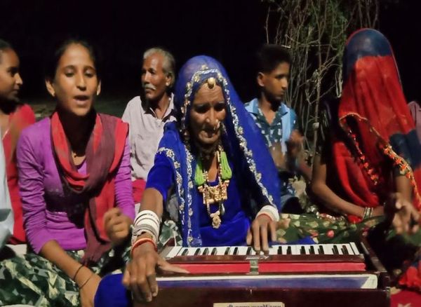 पौत्री गंगा के साथ मांड गीत की प्रस्तुति देती गवरीदेवी।