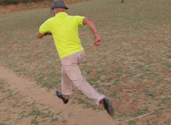 मुरावतिया के मुताबिक, वे 100 पुशअप्स आसानी से लगा लेते हैं।