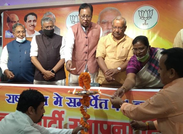 पटना में पार्टी स्थापना दिवस का उद्घाटन करते भाजपा के वरिष्ठ नेता।