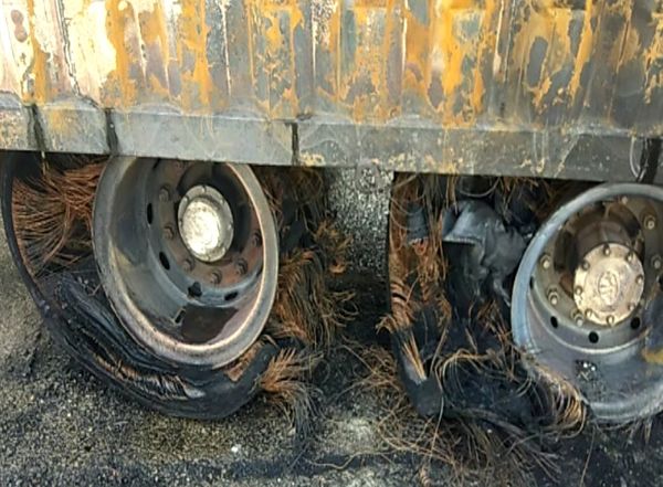 आग से कंटेनर पूरी तरह से जल गया। मंगलवार सुबह इसके निशां नजर आए