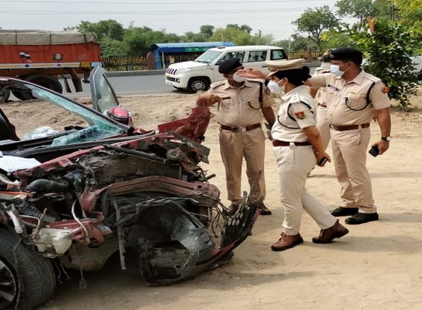 घटनास्थल पर डीसीपी ट्रैफिक श्वेता धनखड़ व एसीपी आलोक सैनी ने जायजा लिया