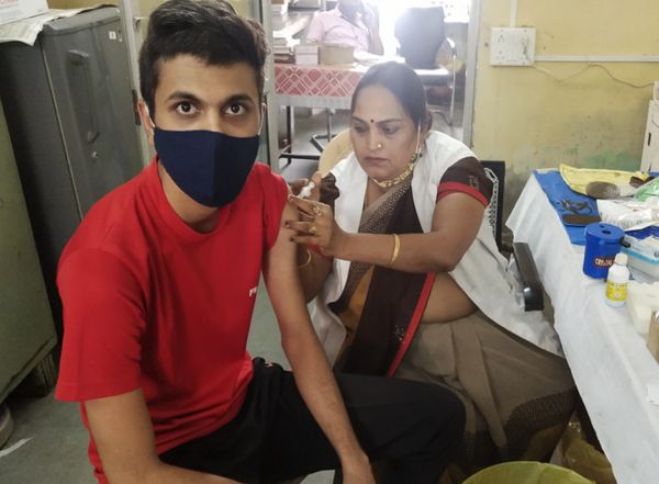 आमेर रोड पर 18 वर्ष से ज्यादा उम्र का युवक वैक्सीन लगवाते हुए।