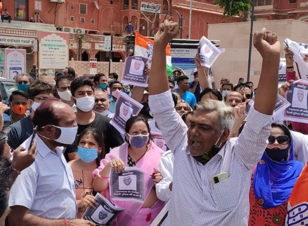 केंद्रीय मंत्री गजेंद्र सिंह शेखावत के खिलाफ भी जमकर नारेबाजी