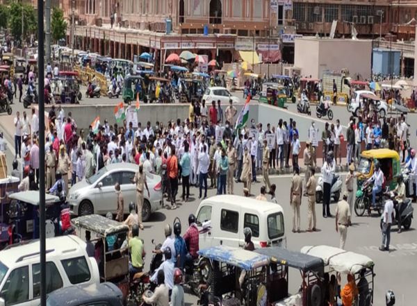 बड़ी चौपड़ पर कांग्रेस का विरोध प्रदर्शन, वाहन चालक होते रहे परेशान