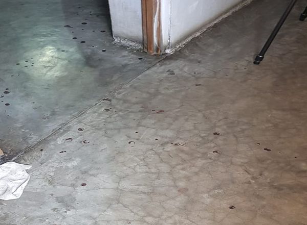 कमरे के आसपास पड़े खून के छींटे