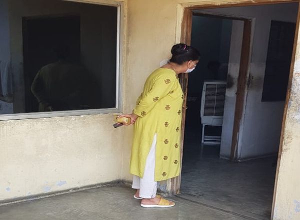 फैक्ट्री के भीतर इस कमरे में मिला बुजुर्ग मालकिन का शव