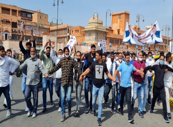 रैली में कार्यकर्ताओं के चेहरे पर मास्क कुछ ऐसे लगे थे, सोशल डिस्टेंसिंग की भी पालना नहीं