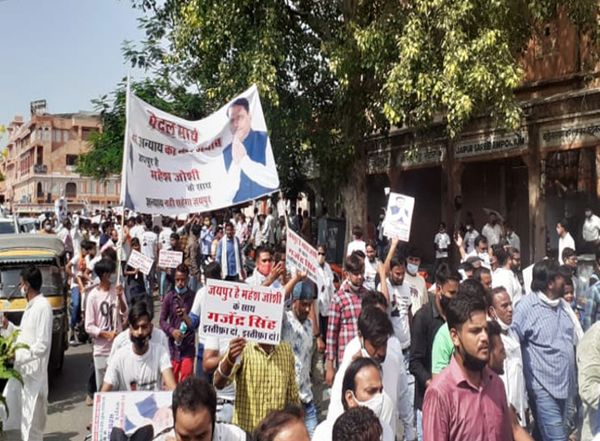 गृह विभाग के आदेशों में प्रतिबंध के बावजूद भी जयपुर के परकोटे में निकाली गई रैली