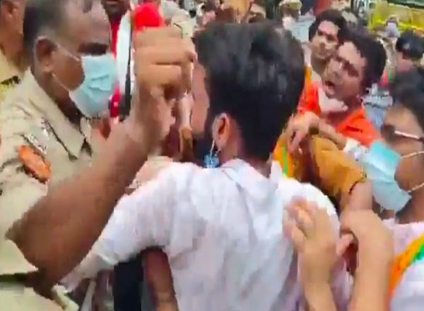 सदर एसीपी नवाब खान से भाजयुमो कार्यकर्ताओं की झड़प के बाद लाठीचार्ज हुआ।