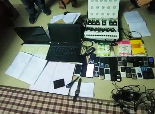 पुलिस ने सटोरियों के पास से जब्त किया ऑनलाइन कॉल रिसीवर।