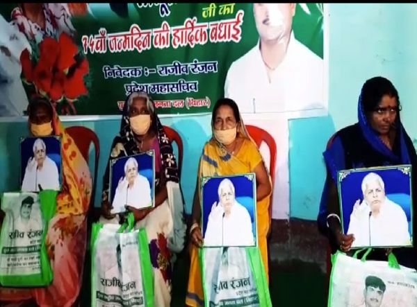 राघोपुर में महिलाओं को साड़ी और लालू यादव की फोटो देकर सम्मानित किया गया।