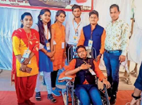 युवाओं की टीम जन्मदिन पर ब्लड बैंक पहुंच कर जरूरतमंदों के लिए रक्तदान करती है।