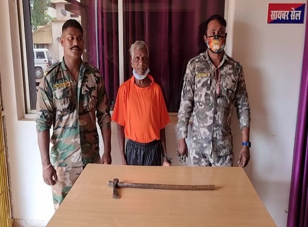 हत्यारे पति के पास से पुलिस ने कुल्हाड़ी भी बरामद की है। इसी कुल्हाड़ी से उसने अपनी पत्नी को मारा था।